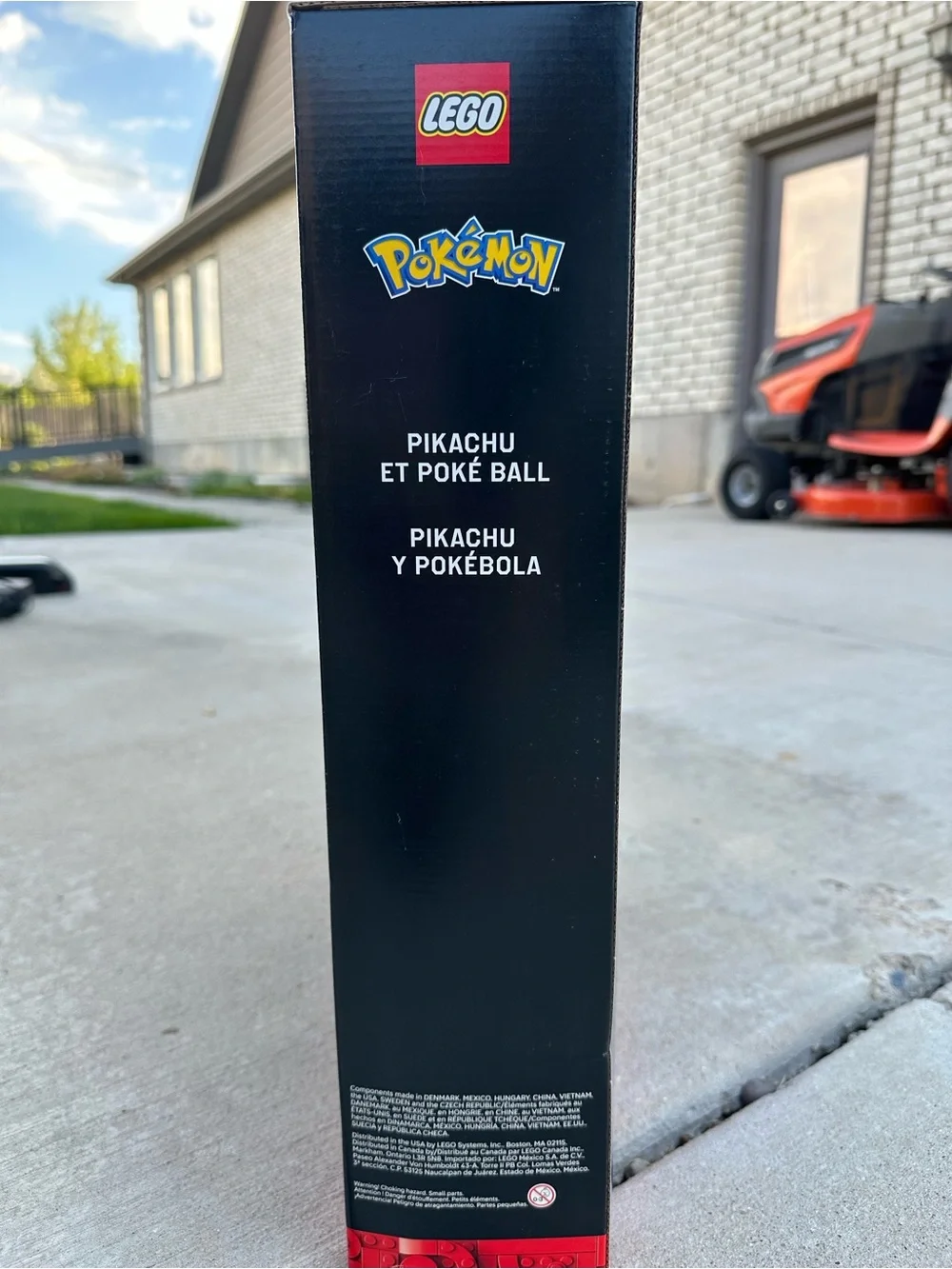 NIB / LEGO Pokémon Pikachu and Poké Ball Building Set - Yellow